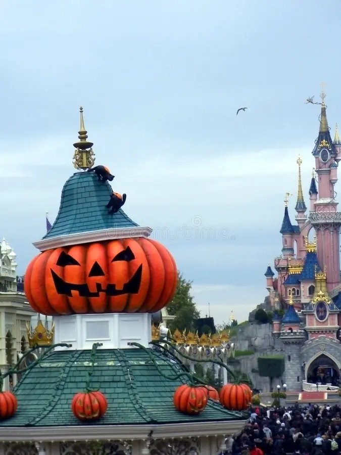Calabaza gigante junto al castillo de Disneyland Paris durante el Festival de Halloween
