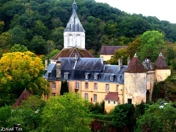 Castillo e iglesia de Gargilesse-Dampierre rodeados de bosque en otoño